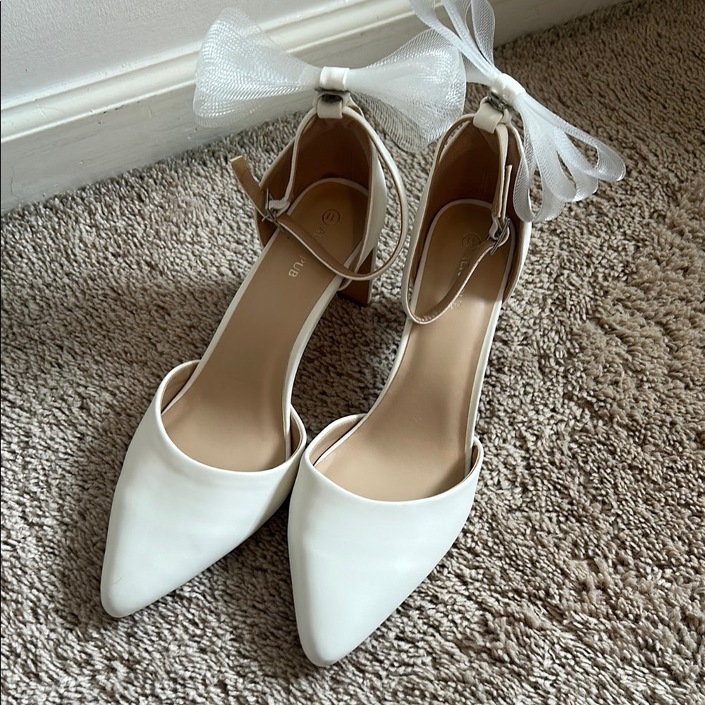 Elegant White Women's Shoes with Bow Detail